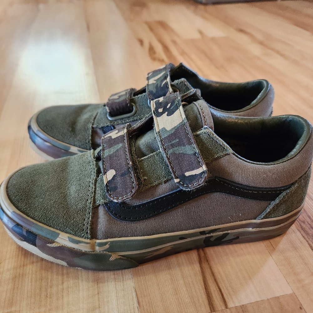 Boys size 2 camo vans like new